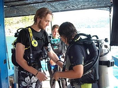 Conservation volunteers in Thailand prepare to take part in a survey dive Volunteers prepare to dive in Thailand