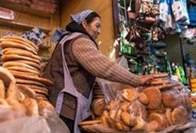 Volunteer Language Courses A local entrepreneur selling bread in a Bolivian market