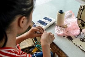 Volunteer Vietnam A local woman weaves textiles for the small business in Vietnam where our volunteers work.