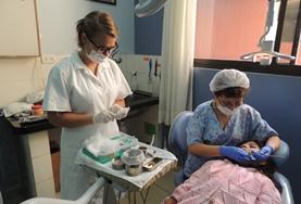 Volunteer Argentina A local dentist demonstrates a dental problem to a Dentistry Elective intern in an Argentinian hospital.