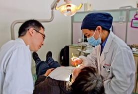 Volunteer Dentistry A local dentist teaches a Dentistry Elective intern about dental practice in a developing country.