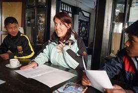 Volunteer Language Courses Spanish language volunteer talks during a lesson
