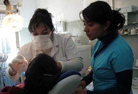 Volunteer Argentina A volunteer observes as a local dentist examines a patient at our Dentistry internship placement in Argentina.