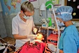 Volunteer Medicine & Healthcare A volunteer examines a patient while on a Dentistry placement in Cambodia