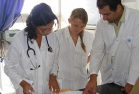 Volunteer Morocco A local doctor speaks to Medicine interns about a patient's file during their Medical internship in Morocco.