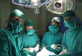 Volunteer Vietnam Medical interns in Vietnam observe a surgical procedure performed by a local doctor.