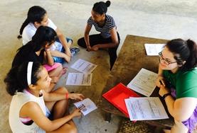 Volunteer Medicine & Healthcare A volunteer discussion nutrition with children at a placement in Bolivia
