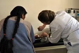 Volunteer Medicine & Healthcare A volunteer treats a patient in a health clinic in Cochabamba