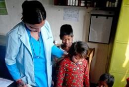 Volunteer Medicine & Healthcare A Nursing volunteer stands with children at a placement in Nepal