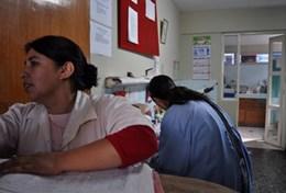 Volunteer Peru A professional Nurse volunteering at a hospital in Peru assists with the daily work of local doctors and other medical health professionals.