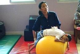 Volunteer Medicine & Healthcare A volunteer on a Physiotherapy placement in Cambodia interacts with a patient using specialised equipment
