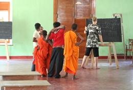 Volunteer Sri Lanka A qualified English Teacher uses a blackboard to teach a language lesson to local children at our volunteer placement in Sri Lanka.