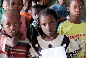 Volunteer Tanzania Teaching volunteers read English books with local children in Tanzania to improve their literacy skills.